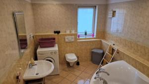 Koupelna v ubytování Simple 3-room apartment + 10 fotografií
