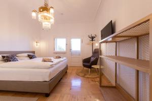 um quarto com uma cama, uma secretária e uma cadeira em Villa Schönthaler em Semmering