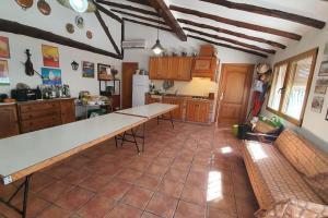 Kuchyň nebo kuchyňský kout v ubytování El Rulón, gran villa rural con piscina privada + 37 fotografií