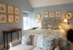 um quarto com uma cama grande e um sofá em The Granary Lodge Bed & Breakfast em Thurso