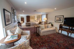 瑟索的住宿－The Granary Lodge Bed & Breakfast，客厅配有沙发和桌子