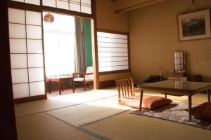 Posezení v ubytování NOZARU ONSEN HOSTEL
