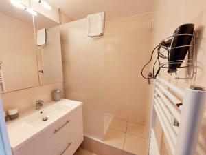 a bathroom with a sink and a mirror at Appt F2, Centre ville, 700m de la plage in Cannes