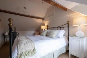 Een bed of bedden in een kamer bij The Ship At Dunwich