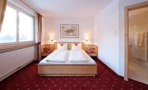 Appartement Hotel Erlhof Deluxe房間的床