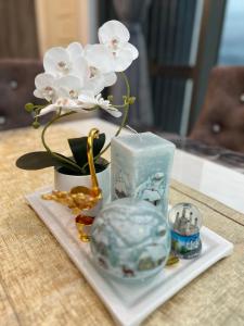 een tafel met een bord met een bloem in een vaas bij Bangi Evo Luxury Suite in Bandar Baru Bangi