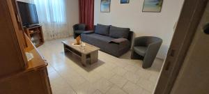 sala de estar con sofá y TV en Ribellu en Bastia