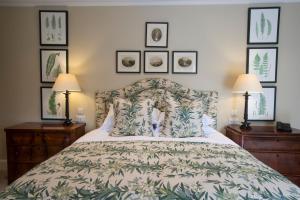 瑟索的住宿－The Granary Lodge Bed & Breakfast，卧室配有一张床,墙上有三幅照片