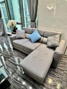 un soggiorno con divano e cuscini sopra di Bangi Evo Luxury Suite a Bandar Baru Bangi