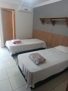 um quarto de hotel com duas camas num quarto em Hotel Jerusalém 2 em Goiânia