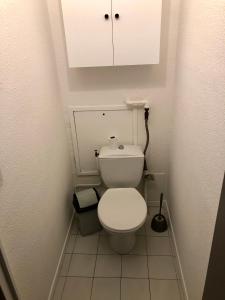 a small bathroom with a toilet and a cabinet at Appt F2, Centre ville, 700m de la plage in Cannes