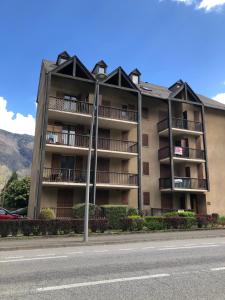 apartamentowiec z balkonami od strony ulicy w obiekcie Beau studio plus, refait à neuf, tout confort, classé 3 étoiles par le comité départemantal du tourisme de la Haute Garonne w mieście Luchon