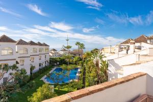 einen Blick auf den Pool vom Balkon eines Hauses in der Unterkunft San Paul del Mar Norte in Marbella