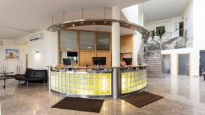 a lobby with a bar in the middle of a building at Raitelberg Resort in Wüstenrot