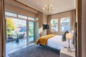 sypialnia z łóżkiem i dużym oknem w obiekcie Cloud 9 Boutique Hotel and Spa w Kapsztadzie
