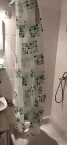 uma cortina de chuveiro na casa de banho com banheira em Adikati Lak em Bük