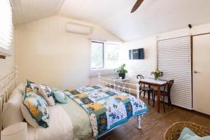 Katil atau katil-katil dalam bilik di Maldon Cosy Garden Cottage - Charming One Room Studio