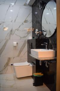 ein Bad mit einem Waschbecken und einem Spiegel in der Unterkunft Mały Książę in Podzamcze