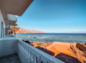 - une vue sur l'océan depuis le balcon d'une maison dans l'établissement Zarnouk beach house, à Dahab