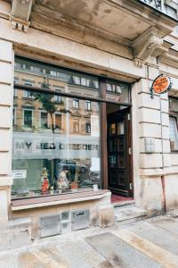un negozio con una finestra con delle piante di Hotel My Bed Dresden a Dresda