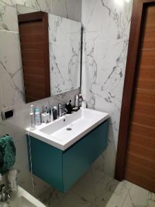 A bathroom at Stanza nr 4 in appartamento incantevole in zona Solari Még 20 kép