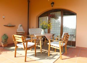 een eetkamer met een tafel en stoelen bij B&B Rosaverde in Mulazzano