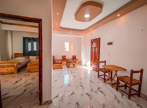 un salon avec une table et des chaises et une chambre dans l'établissement Zarnouk beach house, à Dahab