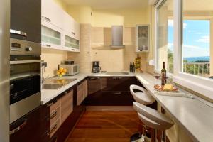 cocina con encimera, fregadero y ventana en Sun Spalato Hills 7 en Split