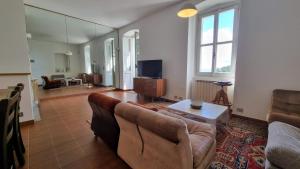 sala de estar con sofá y TV en BayWatch - Via Perarolo 8 en Trieste