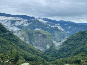 vista sulle montagne con nuvole nella valle di 品味觀峰民宿 a Kung-t'ien-ts'un