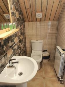 a bathroom with a white sink and a toilet at Villetta di Faraya in Fārayyā