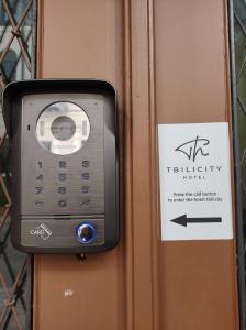 une télécommande fixée à une porte avec un panneau dans l'établissement tbilicity hotel, à Tbilissi