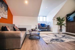 een woonkamer met een bank en een tafel bij Apartment 4 - The Crescent in York