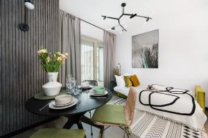 un soggiorno con tavolo e divano di Flisac Apartment by LoftAffair a Varsavia