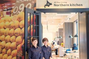 dos personas parados frente a una puerta en una tienda en La'gent Stay Sapporo Odori Hokkaido en Sapporo