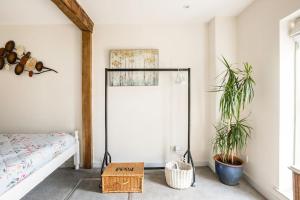 een slaapkamer met een bed en 2 potplanten bij Idyllic 2- Bedroom barn with amazing views in Cranbrook