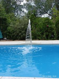 ein Springbrunnen in einem Schwimmbecken in der Unterkunft Cabañas LOS BEDUINOS in Mar de las Pampas