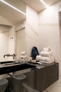 bagno con lavandino e specchio di Relais sul Mare Boutique Hotel a Napoli