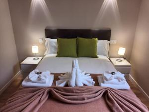 a bedroom with a bed with towels on it at La Casona del Eboni in Alcalá de Henares