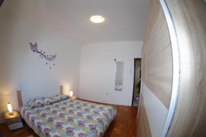 Posteľ alebo postele v izbe v ubytovaní Apartment Elena, village Peresiji + 19 fotografií