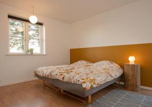 - une chambre avec un lit et une fenêtre dans l'établissement Guesthouse Tradsborgvej, à Tjæreborg