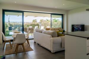 salon z białą kanapą i stołem w obiekcie Wild Paradise in Costa del Sol w mieście Estepona
