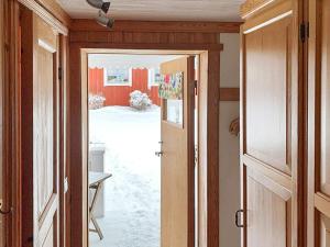 uma porta aberta para um quarto com neve no chão em Holiday home Tällberg II em Tällberg