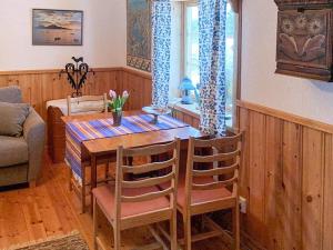 泰爾貝里的住宿－Holiday home Tällberg II，一间带木桌和椅子的用餐室