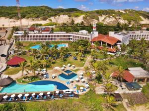 eine Luftansicht eines Resorts mit Pool in der Unterkunft Aram Imirá Beach Resort in Natal