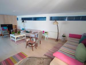 sala de estar con sofá y mesa en Casa Do Guarda Rios, en Ponte Nova