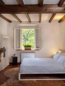 - une chambre avec un lit blanc et une fenêtre dans l'établissement Borgo BiancoMatilde - Boutique Hotel, à Casina