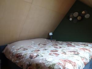 Bett in einem Zimmer mit Tagesdecke und Tieren darauf in der Unterkunft Molenzicht in Sint Maarten
