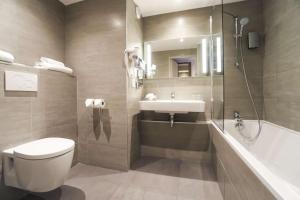 Kopalnica v nastanitvi Best Western Plus Hotel Du Parc Chantilly