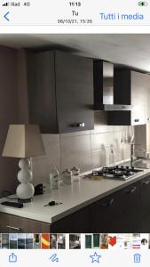 eine Küche mit einem Herd und einem Tisch mit einer Lampe in der Unterkunft Casa Relax in Cerreto Laziale